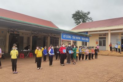 HỌC TRÒ THUỘC VÙNG KHÓ KHĂN LUÔN ĐƯỢC SỰ QUAN TÂM TRONG MÙA COVID- 1000 KHẨU TRANG ĐÃ ĐƯỢC TRAO  CHO CÁC EM