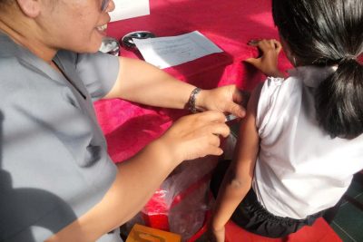 TRẠM Y TẾ XÃ THỰC HIỆN TIÊM BÙ LIỀU CHO HỌC SINH LỚP 2 TẠI TRƯỜNG NĂM HỌC 2025-2026