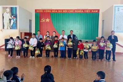 HÂN HOAN CHUẨN BỊ ĐÓN XUÂN VỀ, CÁC EM HỌC SINH NHẬN ĐƯỢC NHỮNG MÓN QUÀ NHỎ TỪ ĐOÀN TỪ THIỆN, CÁC NHÀ HẢO TÂM HỖ TRỢ CHO CÁC EM CÓ HOÀN CẢNH KHÓ KHĂN